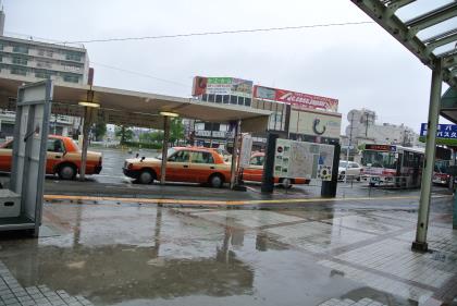 小雨の降る柳川駅前