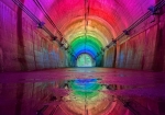 虹色に輝く「青葉トンネル」