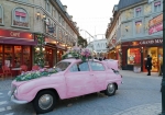 ピンクの車が絵みたいにペイントされていてかわいいです。