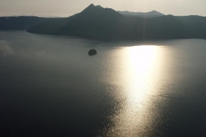 光り輝く摩周湖　１０月１７日７：００撮影