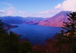 半月山展望台からの、真っ青な湖水の中禅寺湖と男体山。湖水の青さに惹かれます
