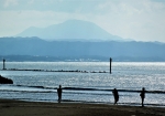 遠く三瓶山を望む美しい海と砂浜。出雲神話では、三瓶山は「国引き」の杭とされています