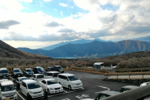 駐車場付近からは芦ノ湖方面の景色も。晴れたら富士山も見えます！
