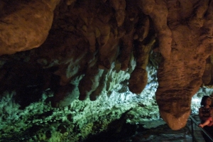 洞窟の中には立派な鍾乳石が