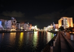 近くを流れる那珂川からの夜景