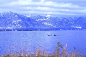 1/22 水墨画のような美しい比良山系と、静かな湖面を進むバスボートを捉えました・・・!!!