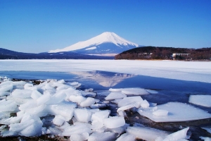 結氷した山中湖と富士山
