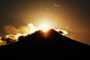 富士山頂に夕陽が重なる、感動のダイヤモンド富士