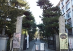 隣は同志社大学の建物。ミスマッチが同居する京都の街ですね