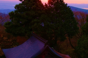 八溝嶺神社を染めながらの昇る朝日
