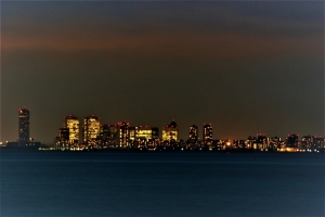 東京湾を介してのビルの夜景が見えます。