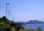 真っ青な瀬戸内海に映える安芸灘大橋。大橋は海と絶景に花を添えます（白崎園にて）