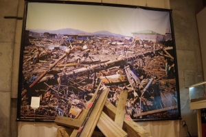 瓦礫とともに展示されている大きな写真パネル