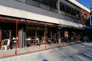 周囲はオシャレなカフェや飲食店が並ぶパーキングなどがある。