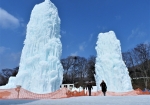 会場を見下ろす巨大な氷柱のタワー。昼間は巨大な氷柱ですが、ライトアップされると幻想的な氷柱タワーになります