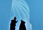 幻想的な支笏湖ブルーに染まったイグルー内。会場内では、殆どの氷のオブジェ内の中に入る事が出来ます