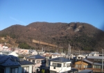 駅の南北通路から望む大蔵経寺山。山肌のコンクリートが目指す展望台。徒歩1時間ぐらい。