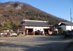 大蔵経寺の正面から左手にまっすぐで登山道入口。