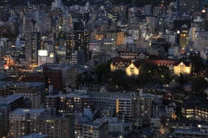 夕方から夜に変わる長崎の町
