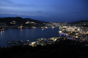 夜景の長崎の港と稲佐山