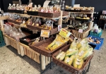 農産物直売所では、スイカやメロン、梨、柿、サツマイモなど、四季折々の果物や野菜を販売　 ©️福井県あわら市
